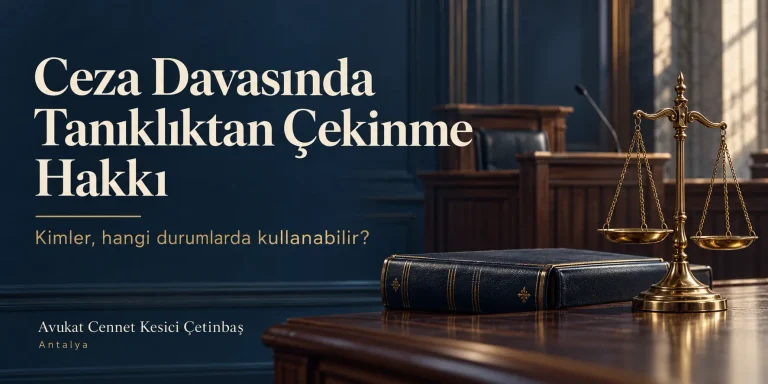 Ceza davasında tanıklıktan çekinme hakkı başlığı, adalet terazisi ve hukuk kitabıyla hazırlanmış blog görseli.