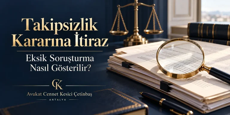 Takipsizlik kararına itiraz ve eksik soruşturma konulu görsel; dosyalar, büyüteç ve adalet terazisi.