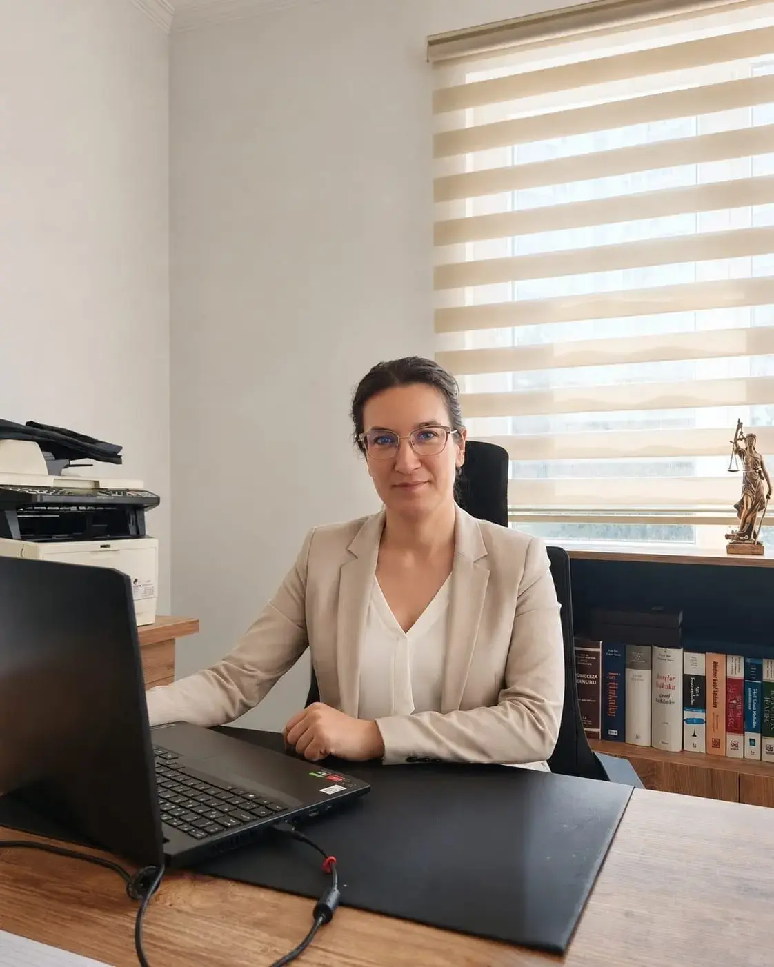 جنت کسیجی چتین‌باش در دفتر حقوقی خود در آنتالیا
