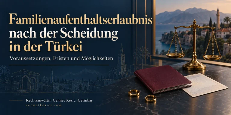 Familienaufenthaltserlaubnis nach der Scheidung in der Türkei: Rechtsmotiv mit Waage, Pass und Eheringen vor einer Ansicht von Antalya.